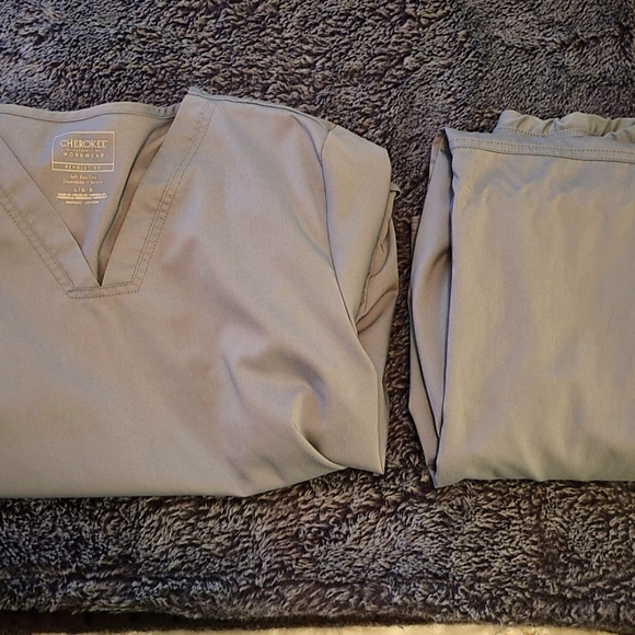 Medium scrub top and bottom set - Picture 1 of 1